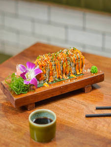 Spicy Prawns Overloade Uramaki Sushi(4pcs)