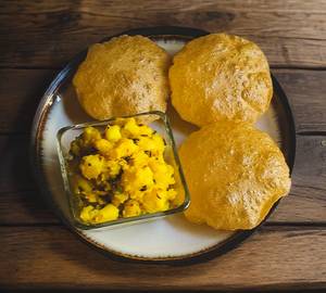 Aloo Puri. (3Puri)