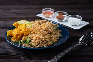 Chicken khao phad noodles