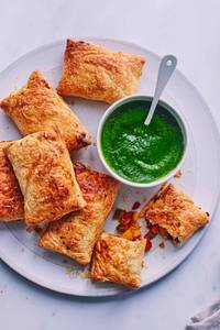 Chutney paneer puff