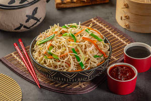 Veg Hakka Noodles [500 ML]