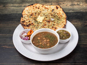 Gobhi Naan With Ambarsari Chole
