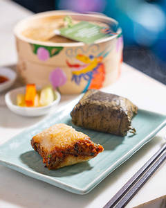 Sticky Rice in Lotus Leaf with Chicken & Seafood