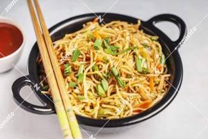Chilli Garlic Chowmein (serve 1)