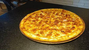 Chicken Makhani Round Pizza