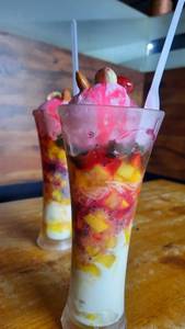 Fruit falooda with ice cream