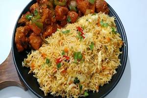 Veg Fried Rice With Chilli Chicken [4 Pieces]
