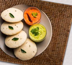 Idli with Chutney - 4 Pieces