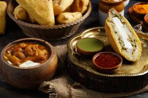 Paneer Bread Pakora(1 Pc)(Served with subzi)