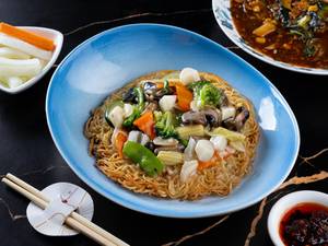 Pan Fried Noodles With Topping Of Ur Choice Veg (Mc)