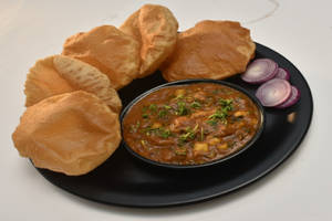 Chhole Puri (4 Puri)