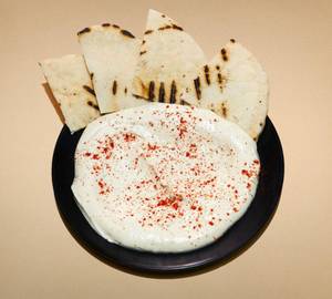 Classic Hummus With Pita Bread
