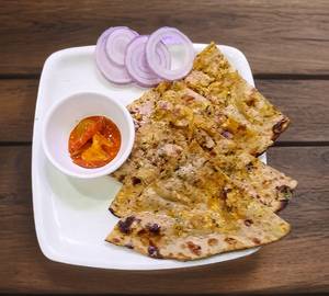 Onion Paratha With Pickle