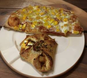 Pizzeria cheesy corn + zingy paneer 