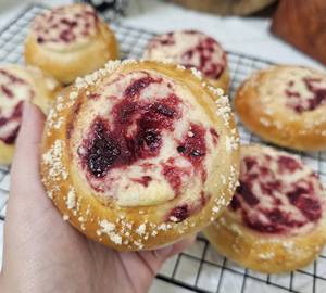 Berry Cheesecake Buns