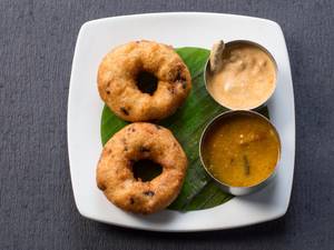 5 vada with sambar and chutney