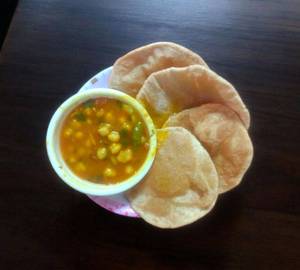4 Poori With Aloo Gravy Sabji