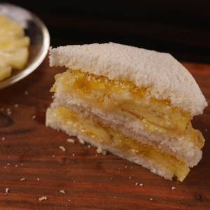 Pineapple jam with chesse