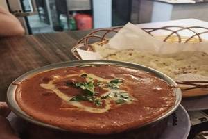 Cheese Naan With Gravy
