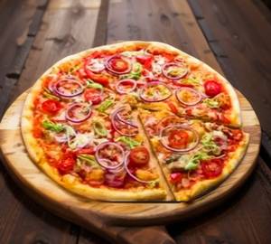 Tomato and Onion Pizza