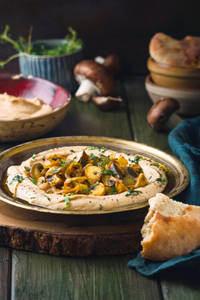 Hummus With Butter Garlic Mushroom