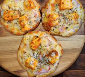 Makhani paneer garlic bread