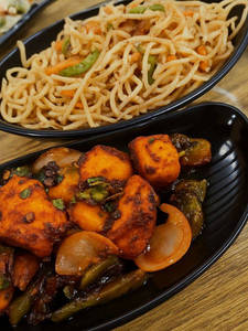 Hot Garlic Noodles With Chilli Paneer Gravy Combo