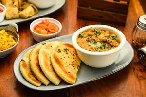 Delhi Style Kulcha With Chole [ 2 Piece ]