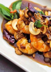 Oriental Style Prawn With Ginger- Roasted Cashew Nut And Dry Chilli