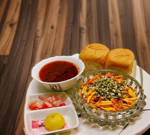 Misal pav thali