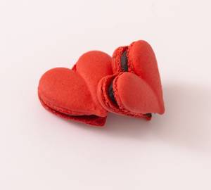 Raspberry Heart Macaron [1 Pcs]