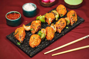 Tandoori Achari Paneer Momos [8 Pcs]