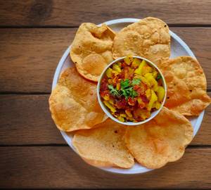 4 Poori Witth Aloo Bhunjiya