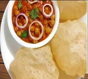 4 poori with chole [300 ml]