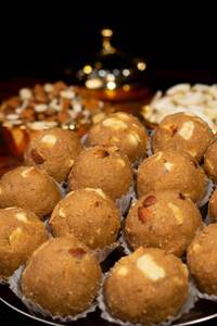 Atta Dry Fruit Laddu