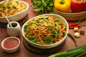 Hakka Noodles (Veg) [Serves 2]