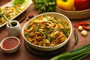 Hakka Noodles (Chicken) [Serves 2]