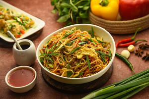 Egg Hakka Noodles [Serves 2]