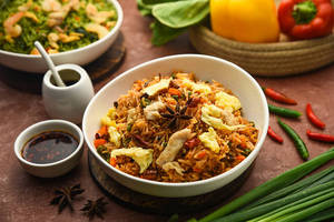 Schezwan Fried Rice (Chicken) [Serves 2]