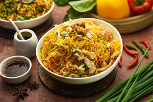 Singapore Rice Noodles (Chicken) [Serves 2]