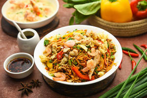 Chilli Garlic Noodles (Mixed) [Serves 2]