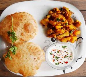 Aalo Gobhi With 4 Puri