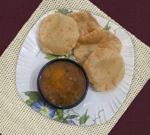Poori With Aloo Ki Sabji With Gravy (10 poori)