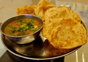 Puri 06 Pcs With Aloo Sabji