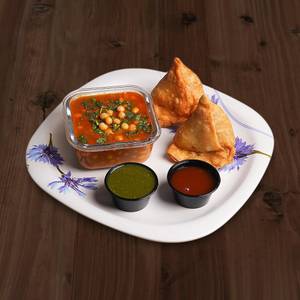 2 Samosa With Matar Ke Chole