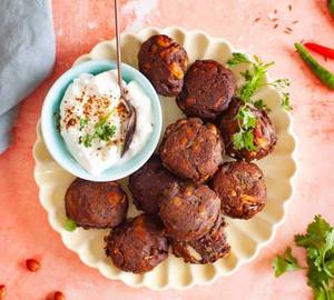 Kuttu Pakodi [200Gm] Served With Curd [150Ml]