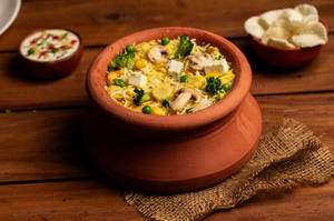 BOMBAY MATKA BIRYANI (veg)(p)