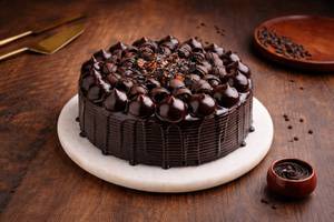 Crunchy Snicker Chocolate Cake