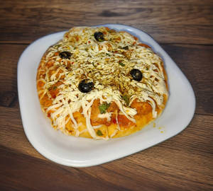 Chicken tikka pizza