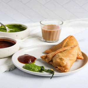 Samosa With Chutney 2pc